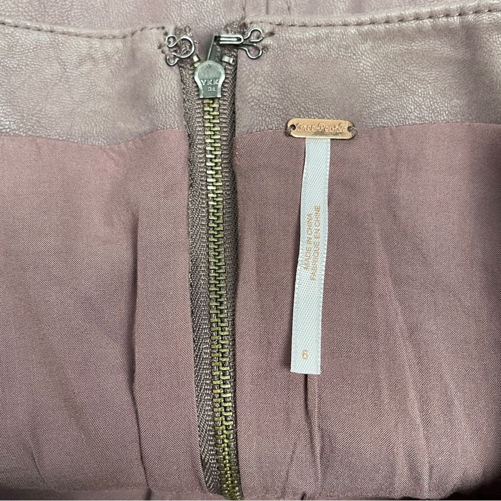 FREE PEOPLE faux leather dusty rose mini skirt, size 6 - Picture 8 of 15
